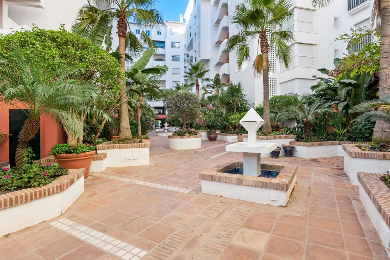 Modern Apartment - 2 Bedrooms, Beachside - Puerto Banus Marbella Exteriér fotografie